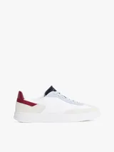 Zapatillas urbanas de corte bajo con exterior de ante blanco, detalles en gris y azul celeste, y refuerzo en el talón de cuero burdeos. Presentan el logo de la marca bordado en el lateral y en la parte trasera.