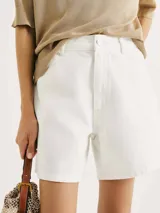Short de jean blanco de tiro alto, corte recto y ruedo desflecado.
