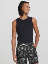 Musculosa azul de corte clásico, con cuello redondo y sisas amplias.