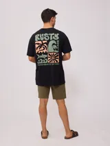 Remera negra de algodón con estampado frontal y trasero con el logo de la marca Rusty.