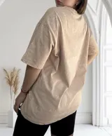 Remerón rosa con efecto acid wash, corte holgado y cuello redondo.