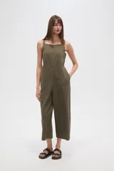 Mono de viscosa color verde oliva, con breteles anchos, corte holgado, cierre lateral y cuello recto. Diseño a rayas verticales.