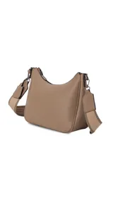 Bandolera color beige con correa de galón ajustable, cierre trasero y división interna.