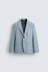 Blazer celeste de corte slim fit, con solapas de muesca, manga larga con botones en los puños, bolsillo de vivo en el pecho, bolsillos de solapa en la cadera, bolsillo interior, aberturas en la espalda y cierre frontal con botones.