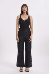 Top de tejido negro con escote en V y tirantes anchos.