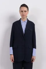 Blazer azul marino a cuadros con solapas de muesca, cierre con dos botones, dos bolsillos delanteros con solapa y un bolsillo en el pecho.