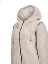 Campera de polar para mujer con diseño acolchado en rombos, confeccionada en poliéster reciclado. Presenta capucha con cordones ajustables, cierre frontal completo y detalles de cuero en terminaciones y bolsillos.