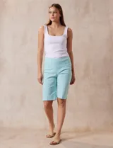 Bermuda color celeste en gabardina elastizada, marca Ruby Rd. Con pretina ancha elastizada, bolsillos delanteros simulados y bolsillos traseros aplicados.