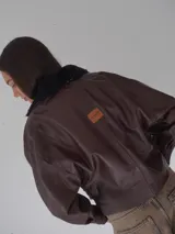 Campera de cuero vacuno negra con corderito en el cuello y costuras a mano.