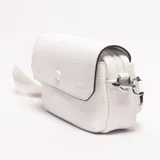 Bandolera pequeña color blanco, con textura de cuero granulado y ribetes negros. Posee solapa frontal con broche a presión y cierre superior con cremallera. Incluye correa ajustable y herrajes metálicos plateados.