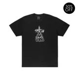 Remera negra de algodón con cuello redondo y mangas cortas. Estampa en el pecho y la espalda con un conejo leyendo un diario y el logo de Vans.