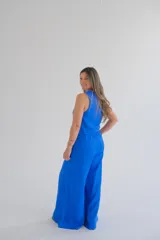 Pantalón de vestir azul eléctrico, de corte palazzo y tiro alto.