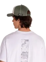 Gorro tipo trucker de Caterpillar con paneles frontales color crema, paneles traseros de rejilla verde, visera curva verde y logo de la marca bordado en el frente.