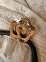 Pinza para el pelo dorada con forma de rosa. Fabricada en aleación.