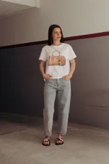 Sandalias tipo ojotas con base acolchada y estampado animal print de vaca en marrón y blanco.