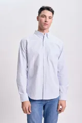 Camisa celeste a rayas verticales blancas, de corte clásico, con cuello abotonado, manga larga y bolsillo en el pecho.