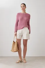 Sweater de punto color verde con cuello redondo y mangas largas.