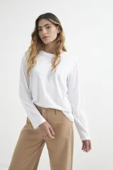 Remera blanca de manga larga con cuello redondo.