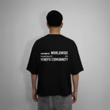 Remera negra de corte oversize con estampado blanco en el frente que incluye la leyenda "VENEFO. WORLDWIDE Industries CO. VENEFO COMUNNITY .CCL".