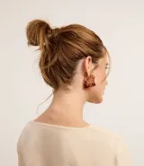 Caravanas tipo aro confeccionadas en resina color ámbar con forma orgánica.