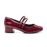 Zapato de charol negro con doble tira sobre el empeine y hebillas plateadas.