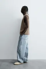 Pantalón de denim de algodón, color celeste claro lavado, de corte relaxed fit con tiro alto, bolsillos frontales y bolsillos traseros de plastrón.