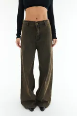 Pantalón de jean color marrón oscuro, de corte wide leg y tiro bajo.