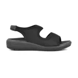Sandalia casual negra con plataforma baja, tiras anchas y ajuste con velcro en el talón.