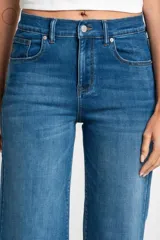 Pantalón de jean azul de corte wide leg y tiro medio.