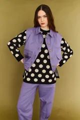 Chaleco lila de gabardina de algodón con pespuntes en contraste.