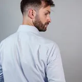 Camisa blanca de vestir, de corte clásico y manga larga.