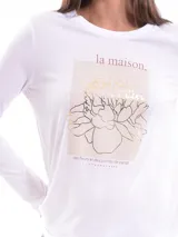 Remera verde militar de manga larga con cuello en V y estampado floral en tonos naranja.