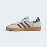 Championes Adidas Handball Spezial color beige con detalles marrones, confeccionados en gamuza con detalles en cuero y suela de caucho natural.