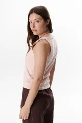 Musculosa marrón con cuello redondo y sisas anchas.