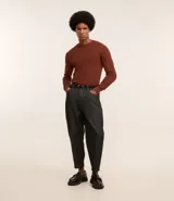 Suéter masculino de malla de viscosa y poliamida color gris claro, con textura de cuadros grid, cuello redondo y mangas largas.