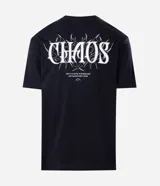 Remera relaxed de algodón color negro, con estampado frontal de diseño tribal y la frase "Silent Chaos" en blanco.