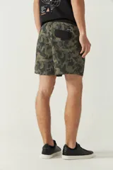 Short de baño estampado con cintura elástica ajustable con cordón, dos bolsillos laterales y uno trasero. Confeccionado en tela ligera de secado rápido y logo bordado.