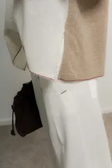 Sweater combinado escote en Ve 100% lambswool italiano. Tiene un fit holgado acentuado por los tajos laterales y mangas al codo.