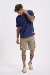 Remera gris de corte clásico y mangas cortas.