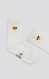 Medias blancas con puño acanalado y diseño de emoji con gafas de sol.