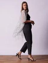 Kimono plisado color gris, marca Do Jessica McClintock, con terminación de ruedo con flecos.
