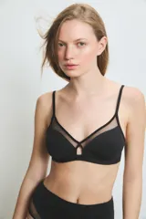 Conjunto de lencería color piel, compuesto por un corpiño con aro y detalles de tul, y una bombacha clásica con detalles de tul.