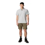 Pantalón largo convertible en short, color caqui, de corte recto y tiro medio. Cuenta con bolsillos laterales con cierre, bolsillos cargo con velcro y cintura parcialmente elástica con cinturón removible.