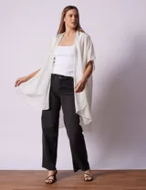 Kimono de gasa color blanco con apliques de brillos, marca Jessica Mc Clintock.