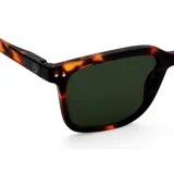 Lentes de sol Izipizi modelo #L, con montura cuadrada de carey y lentes verdes categoría 3. Patillas flexibles con bisagra con muelle. Protegen 100% de los rayos UV.