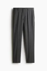 Pantalón de vestir gris oscuro, de corte slim fit, con cierre de botón, bolsillos laterales y traseros ribeteados con botón.