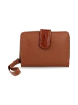 Billetera doble de cuero vacuno color marrón con cierre metálico y manija muñequera de cuero. Interior con múltiples ranuras para tarjetas y bolsillo monedero con cierre.