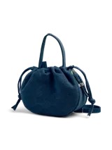 Bolso tipo bombonera confeccionado en denim azul, con asa superior y correa ajustable y desmontable.