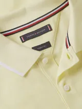 Chomba amarilla de algodón orgánico y lino, con cuello clásico, cartera de dos botones y logo bordado en el pecho.