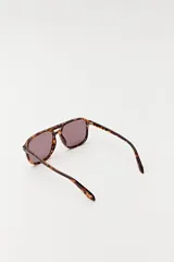 Lentes de sol aviador con montura de carey y lentes marrones.